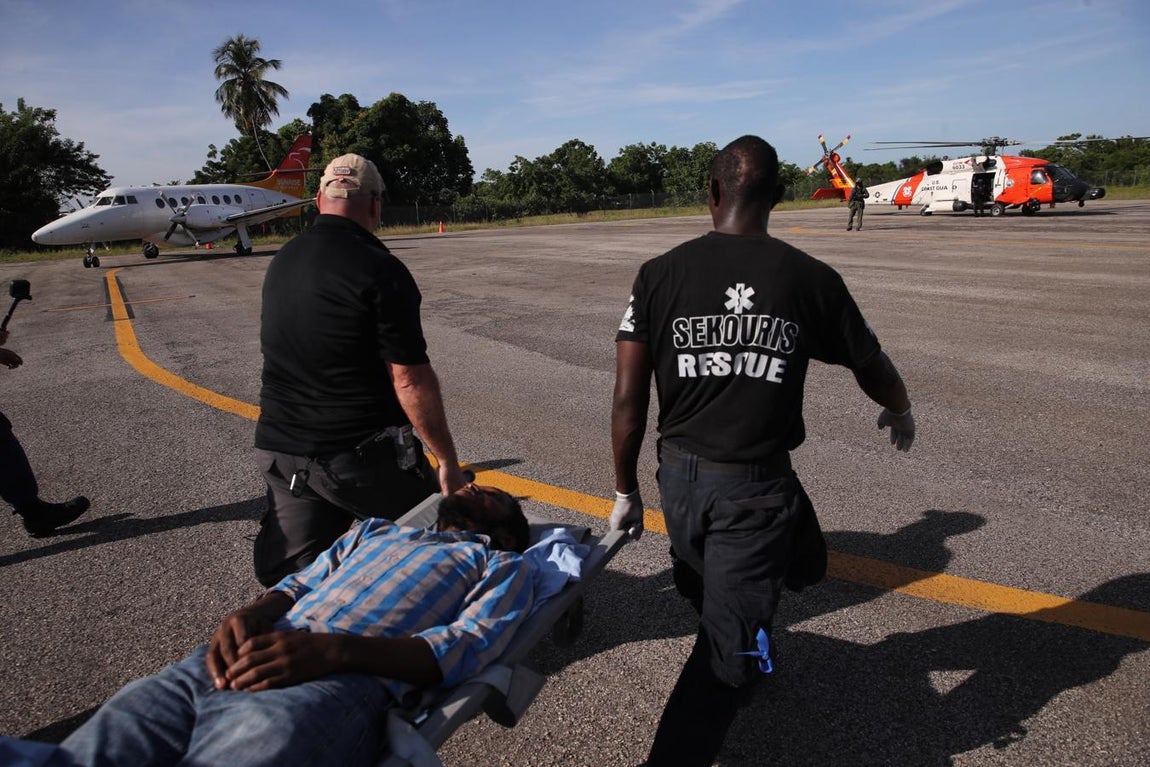 Traslado de heridos por el terremoto. 