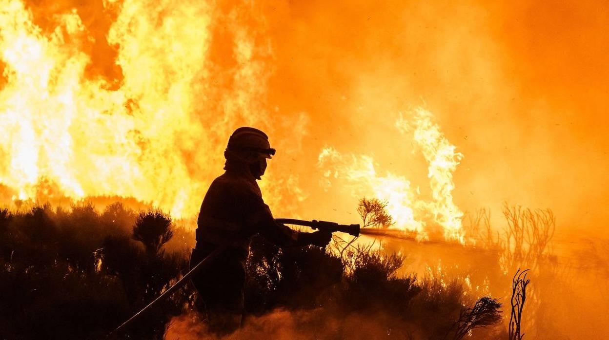 El incendio de Navalacruz, en imágenes