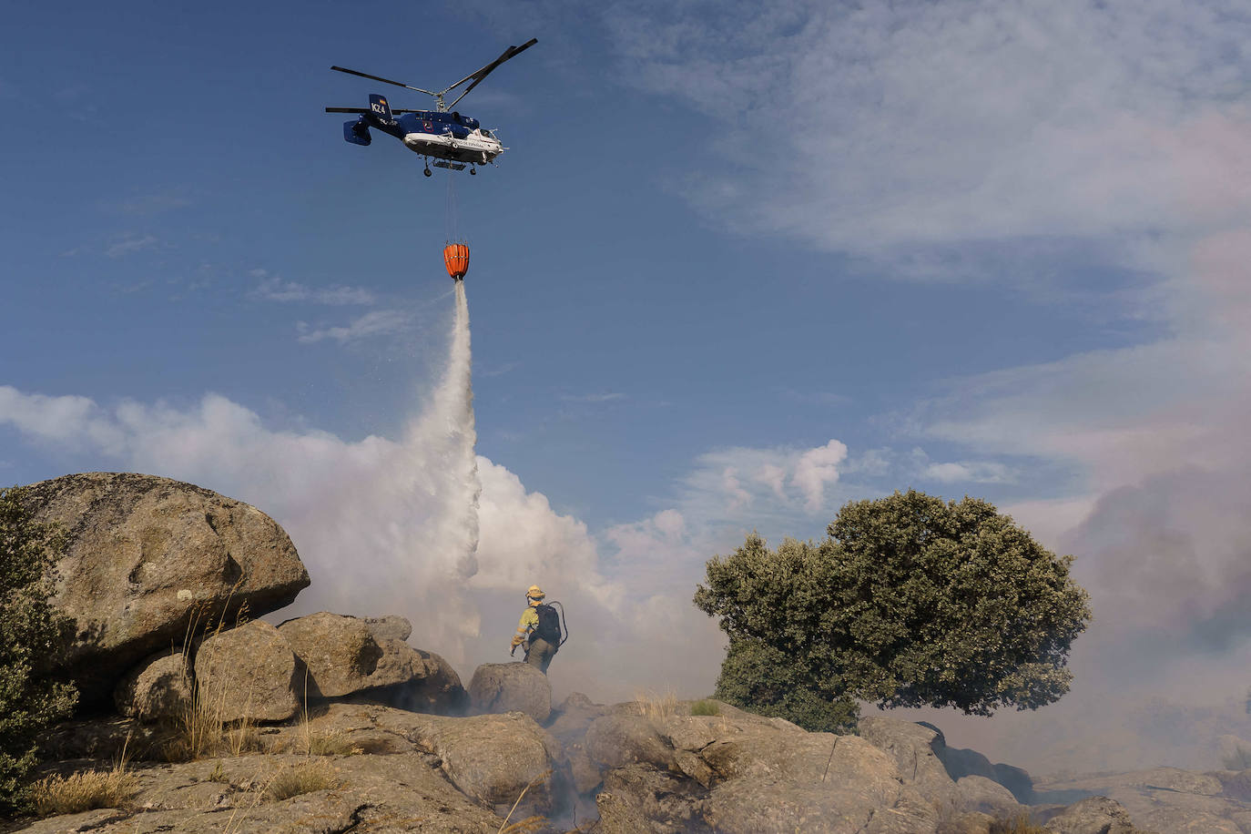 Medios terrestres y aéreos han centrado sus esfuerzos principales en la defensa de los pueblos afectados al norte del incendio. 