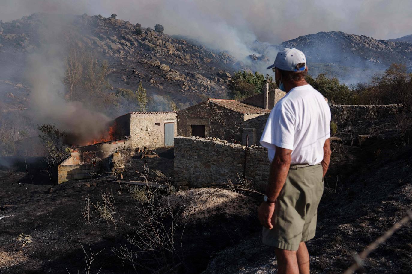 Actualmente, la cabeza principal se sitúa al este-noroeste, con varias lenguas de fuego en la parte norte derivadas del incendio principal. 