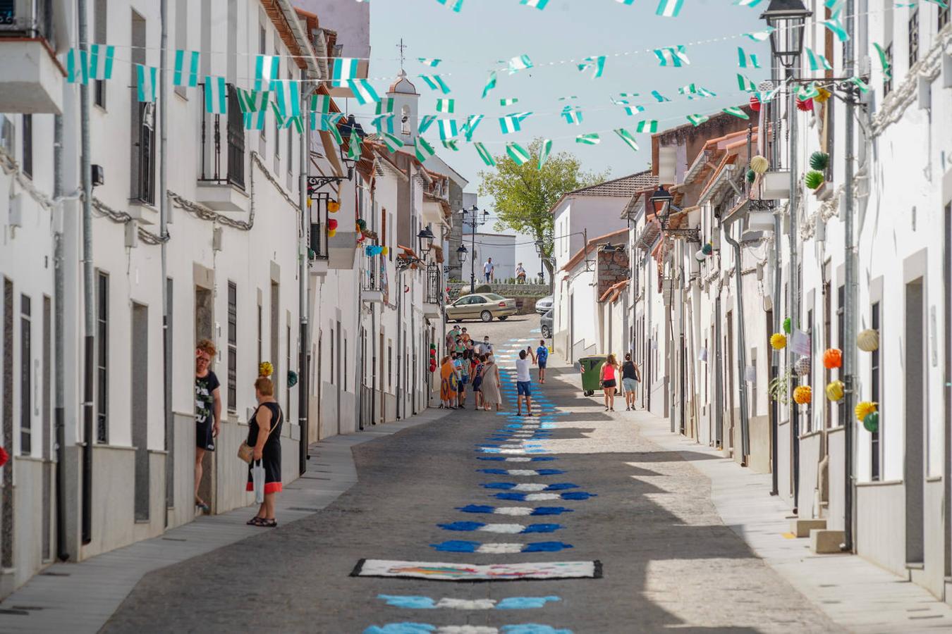 Las alfombras por San Roque de Dos Torres, en imágenes