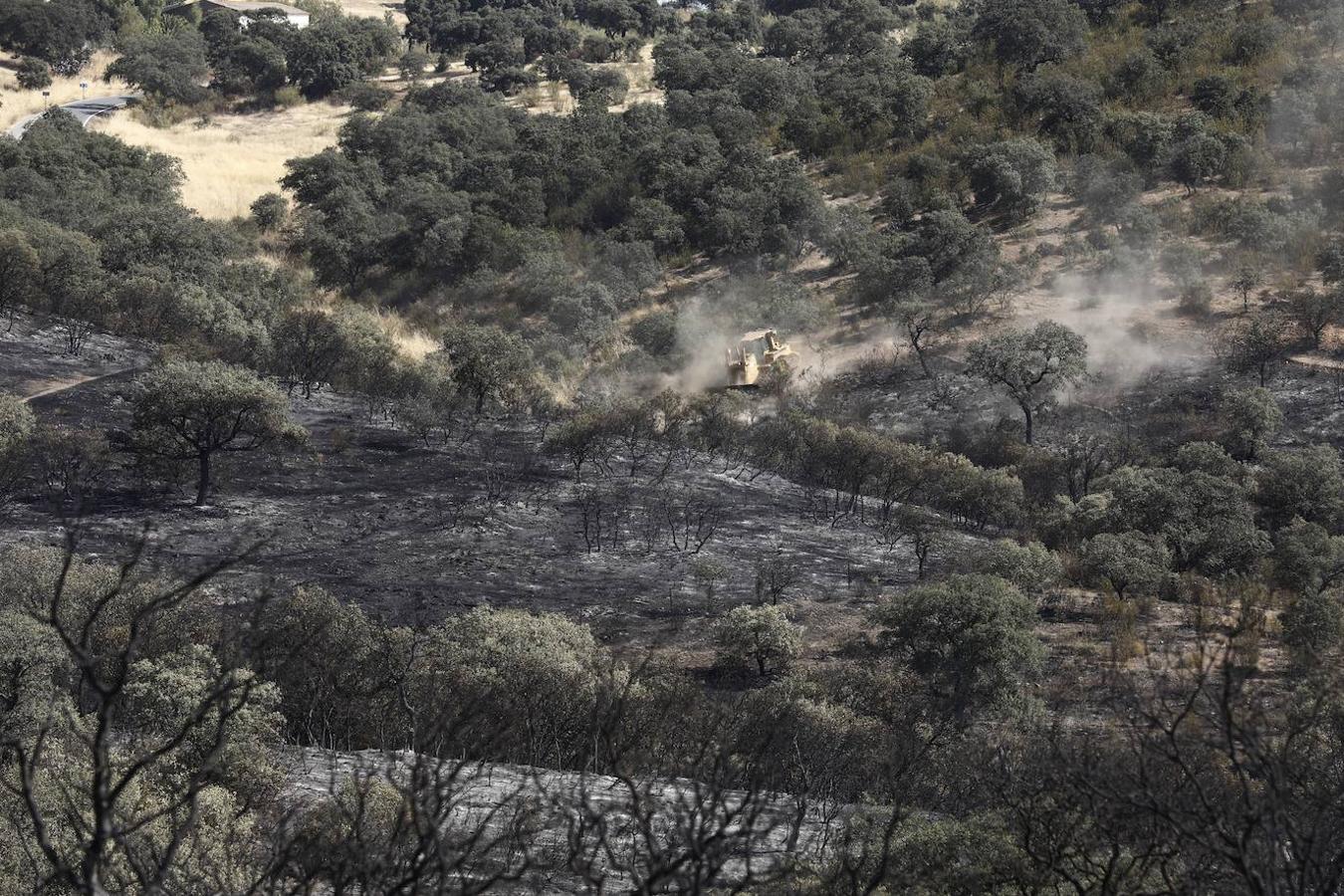 La extinción del incendio forestal de Villaharta, en imágenes