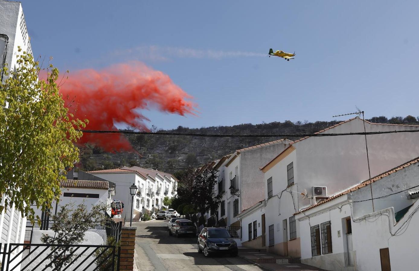 La extinción del incendio forestal de Villaharta, en imágenes