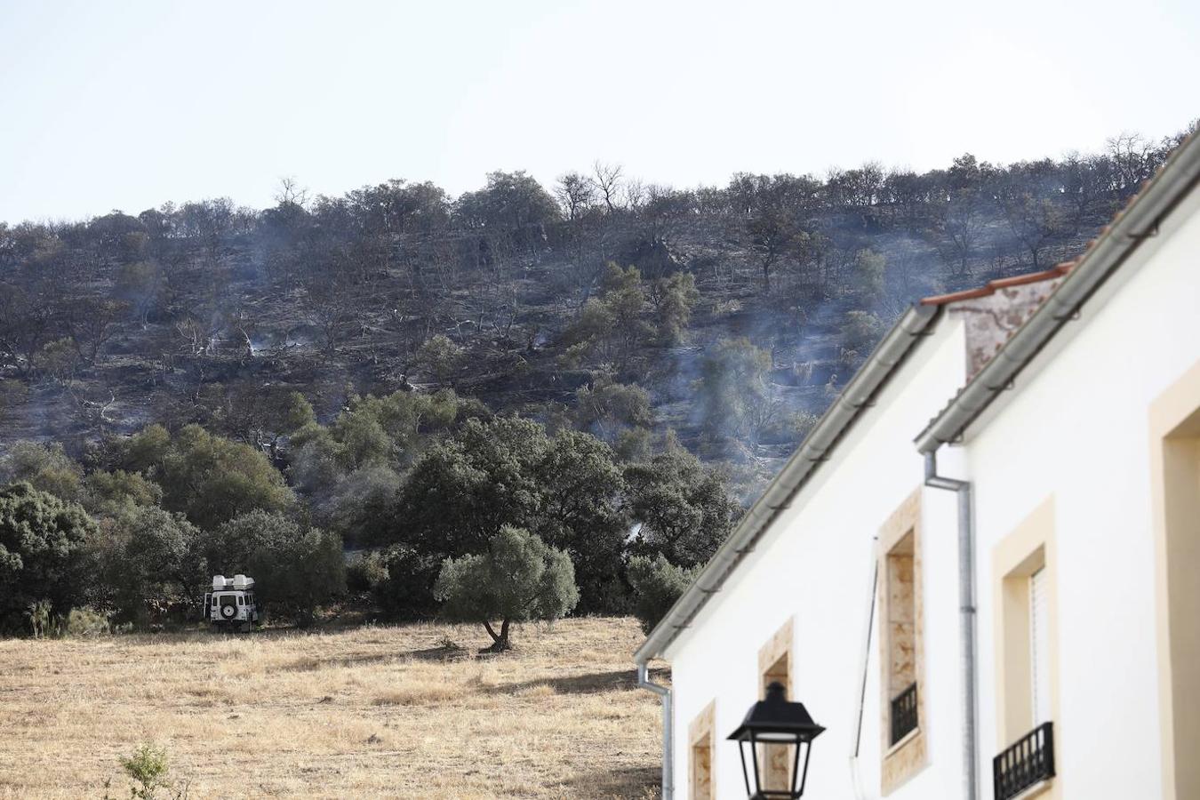 La extinción del incendio forestal de Villaharta, en imágenes