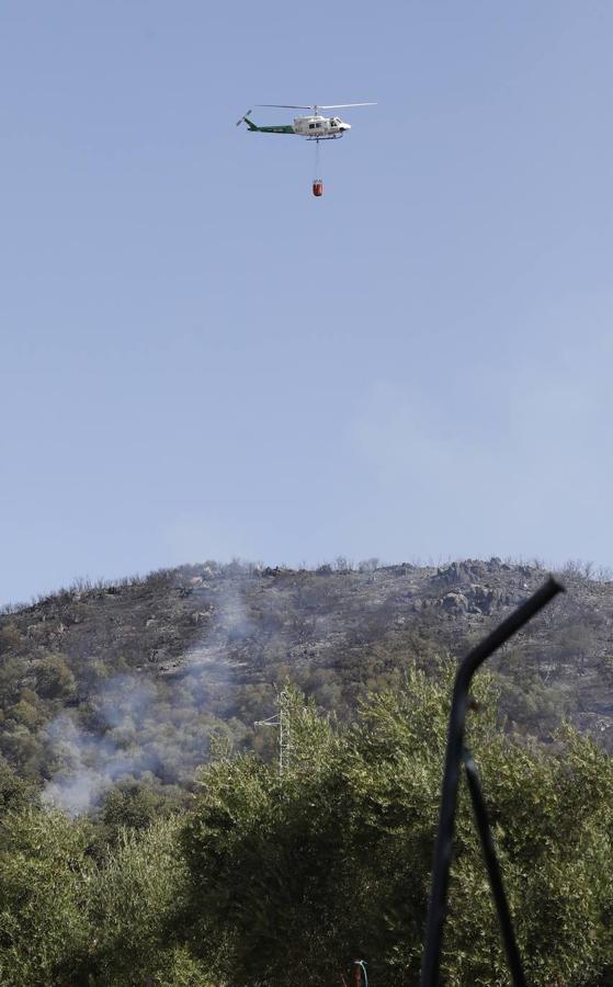 La extinción del incendio forestal de Villaharta, en imágenes