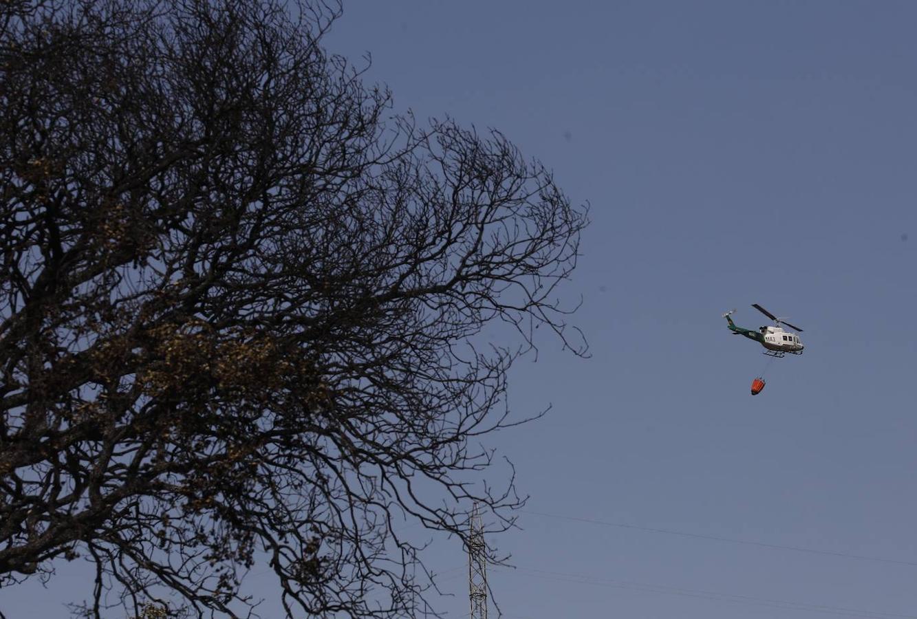 La extinción del incendio forestal de Villaharta, en imágenes