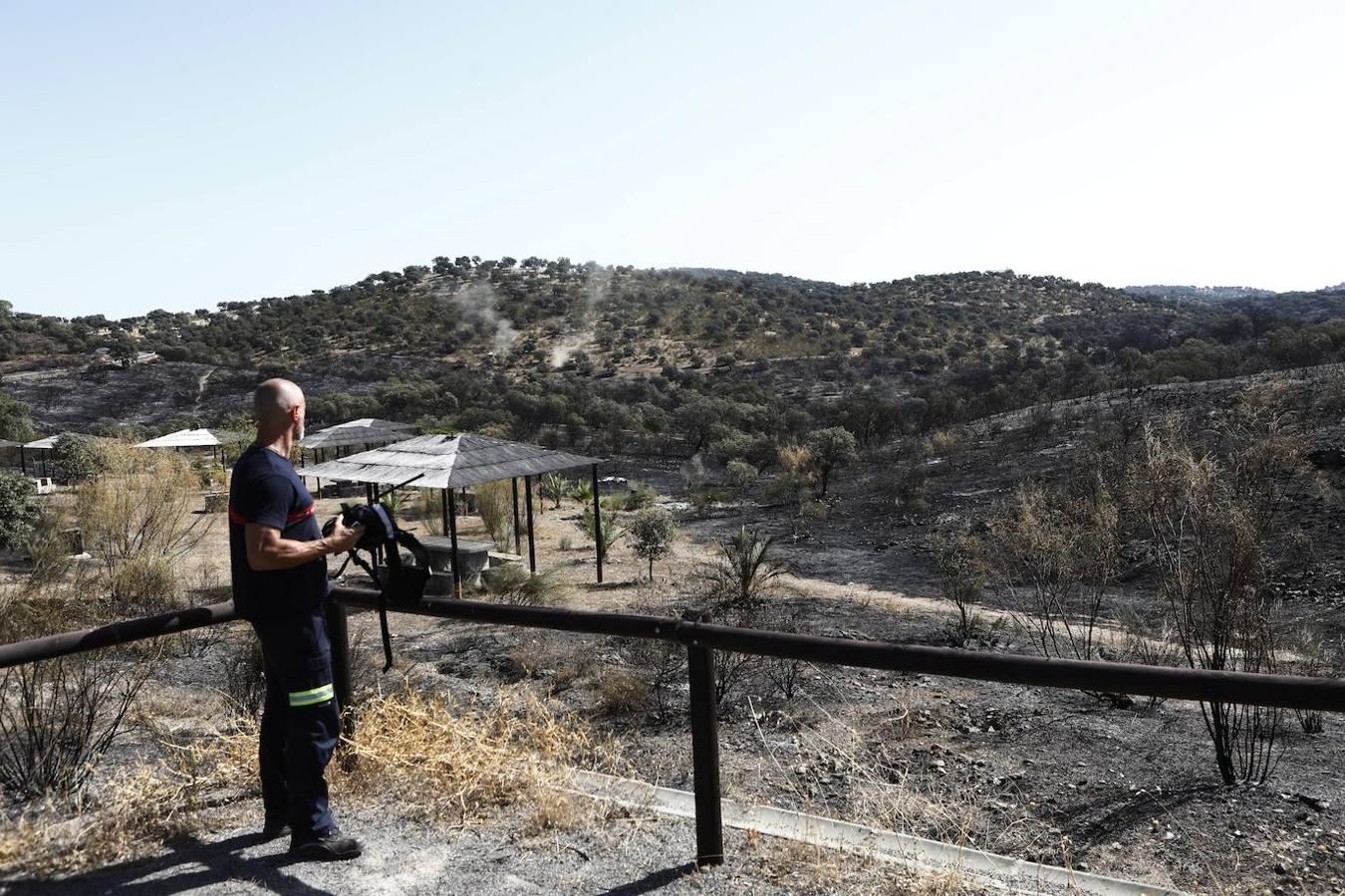 La extinción del incendio forestal de Villaharta, en imágenes