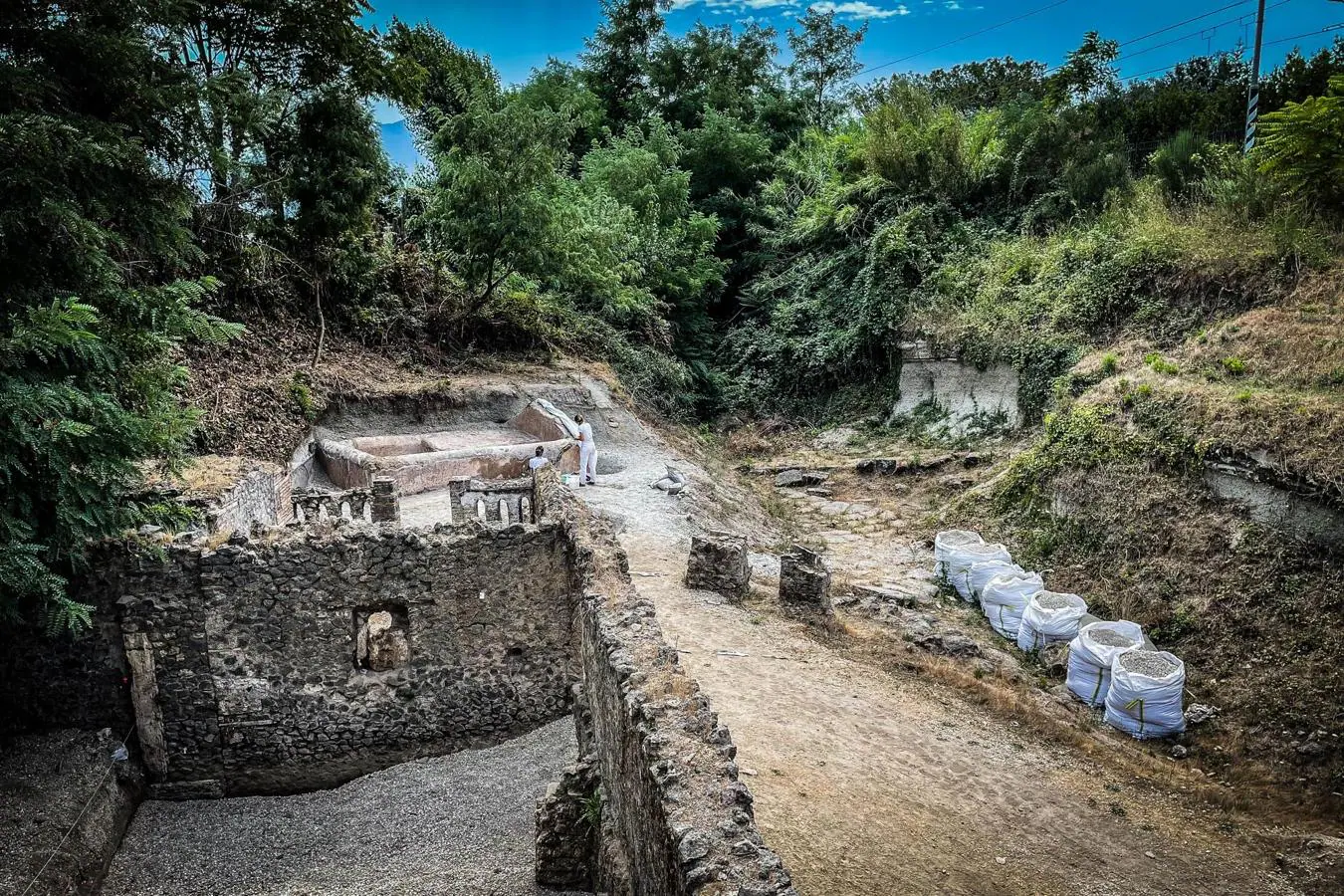 La tumba ha sido hallada durante las excavaciones en la necrópolis de Porta Sarno, al este del antiguo centro urbano de Pompeya. 