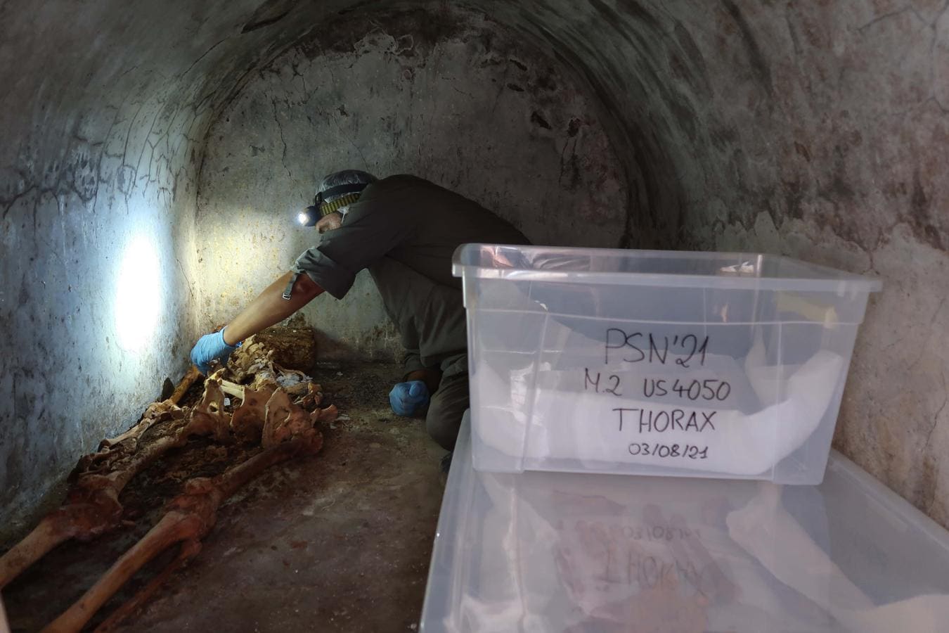 Un investigador examina los restos de un hombre llamado Marcus Venerius Secundio que han sido descubiertos en Pompeya. 