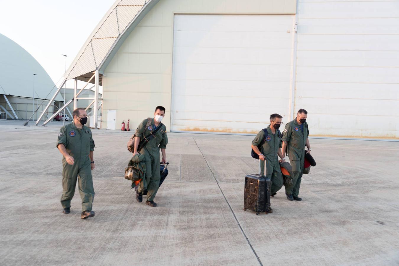 Unos 50 militares de los cuerpos mencionados se desplazaron en el primer vuelo. 