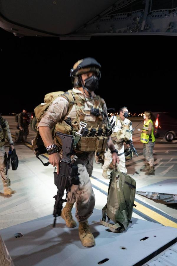 En imágenes, el despegue del primer avión desde Zaragoza para la repatriación de españoles de Afganistán