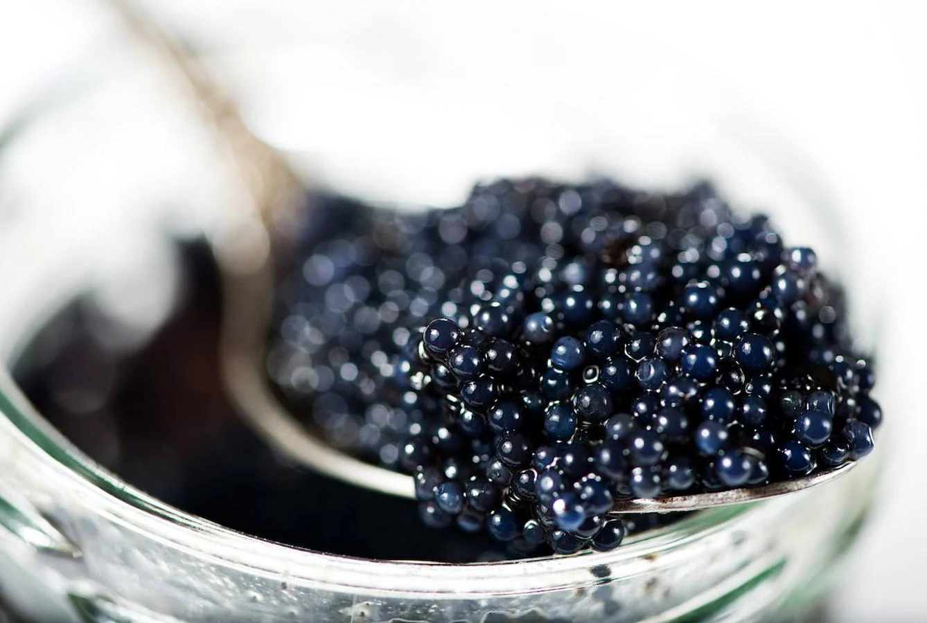 Caviar. El caviar no es solo uno de los alimentos con mayor cantidad de vitamina D, sino que también cuenta con un gran aporte de hierro: 11.88 miligramos por cada 100 gramos según datos de la Bedca. Esta delicatessen también es rica en calcio y potasio.