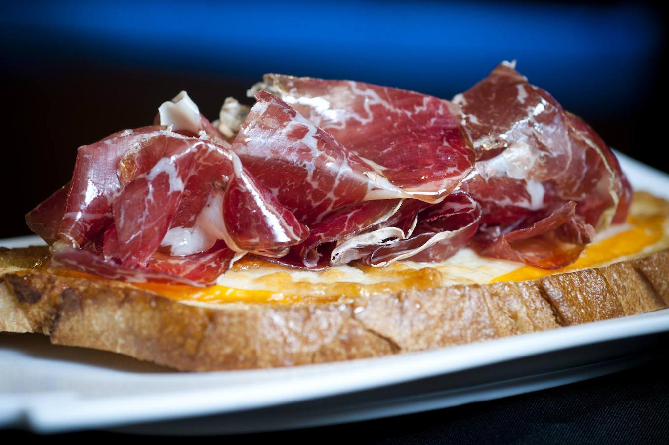 Cecina. La cecina aporta 9.8 miligramos de hierro por cada 100 gramos, según la Bedca. Un producto rico en proteínas (39 gramos de cada 100) así como en vitamina A y potasio.