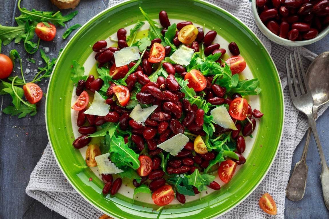 Judías pintas. Aunque las judías pintas son uno de los alimentos que incitan más a la hinchazón abdominal, también tienen multitud de beneficios. En el caso del aporte de hierro, es de 8.2 miligramos por cada 100 gramos, según la Bedca. También, son ricas en proteína, 23.58 gramos por cada 100.