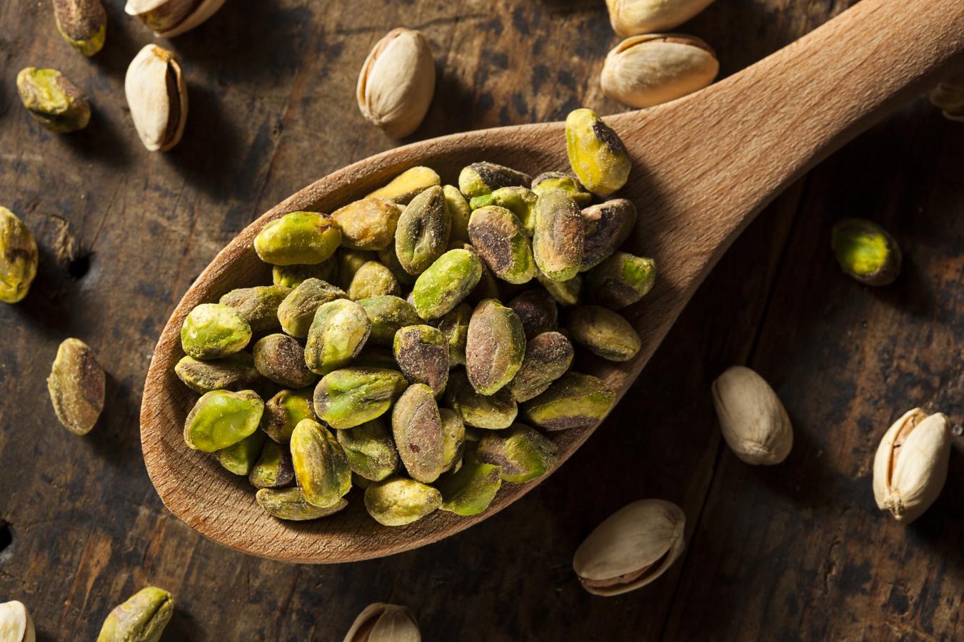 Pistachos. Los pistachos contienen, según la Bedca, 7.2 miligramos de hierro por cada 100 gramos. Estos también son ricos en proteína (de cada 100 gramos, 20 lo son), vitamina A y E y potasio. Nos resultan saciantes y, gracias a ser ricos en grasas saludables, nos aportan energía.