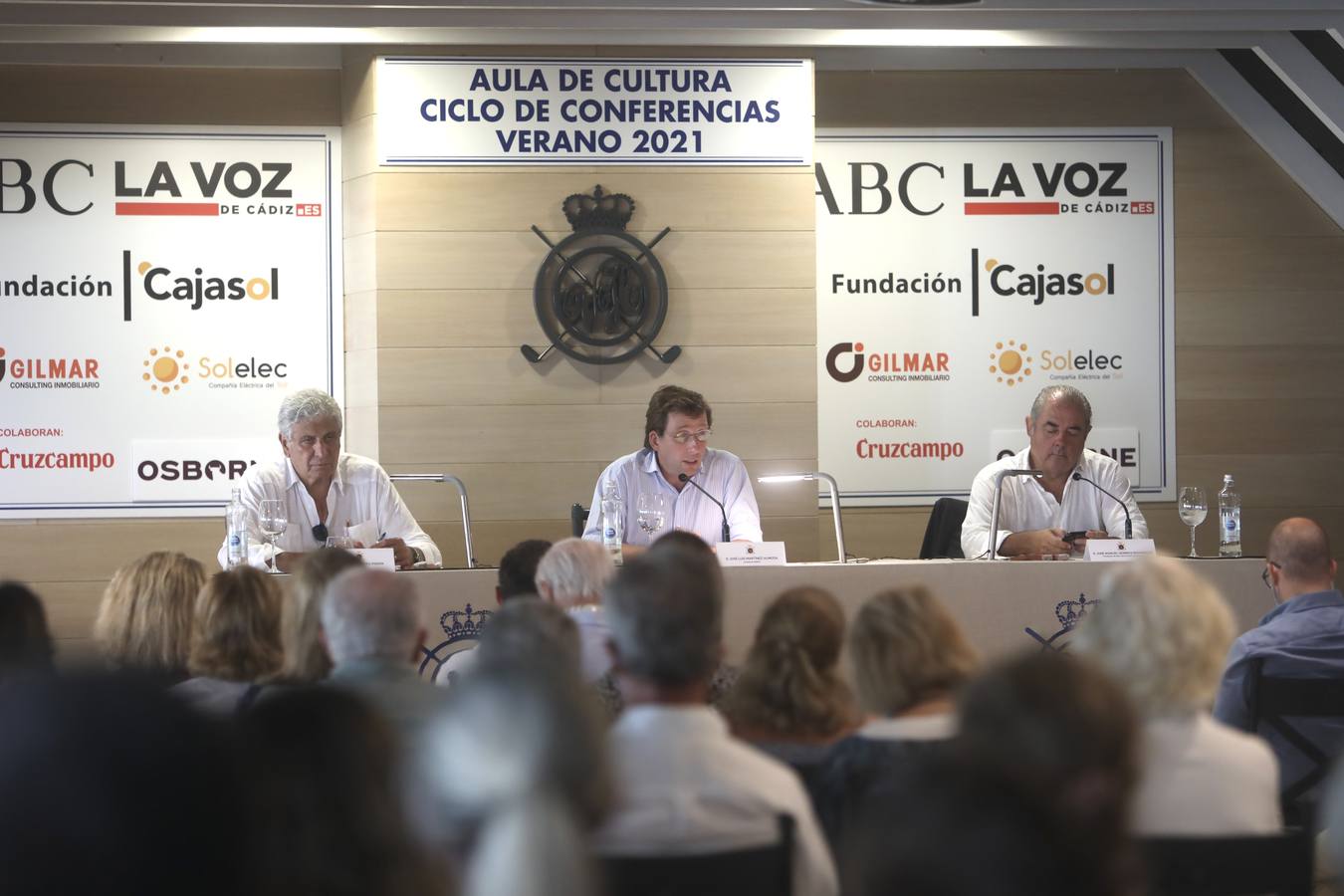 FOTOS: El alcalde de Madrid, Martínez-Almeida, en el ciclo de conferencias Aula de Cultura de Vista Hermosa, en El Puerto