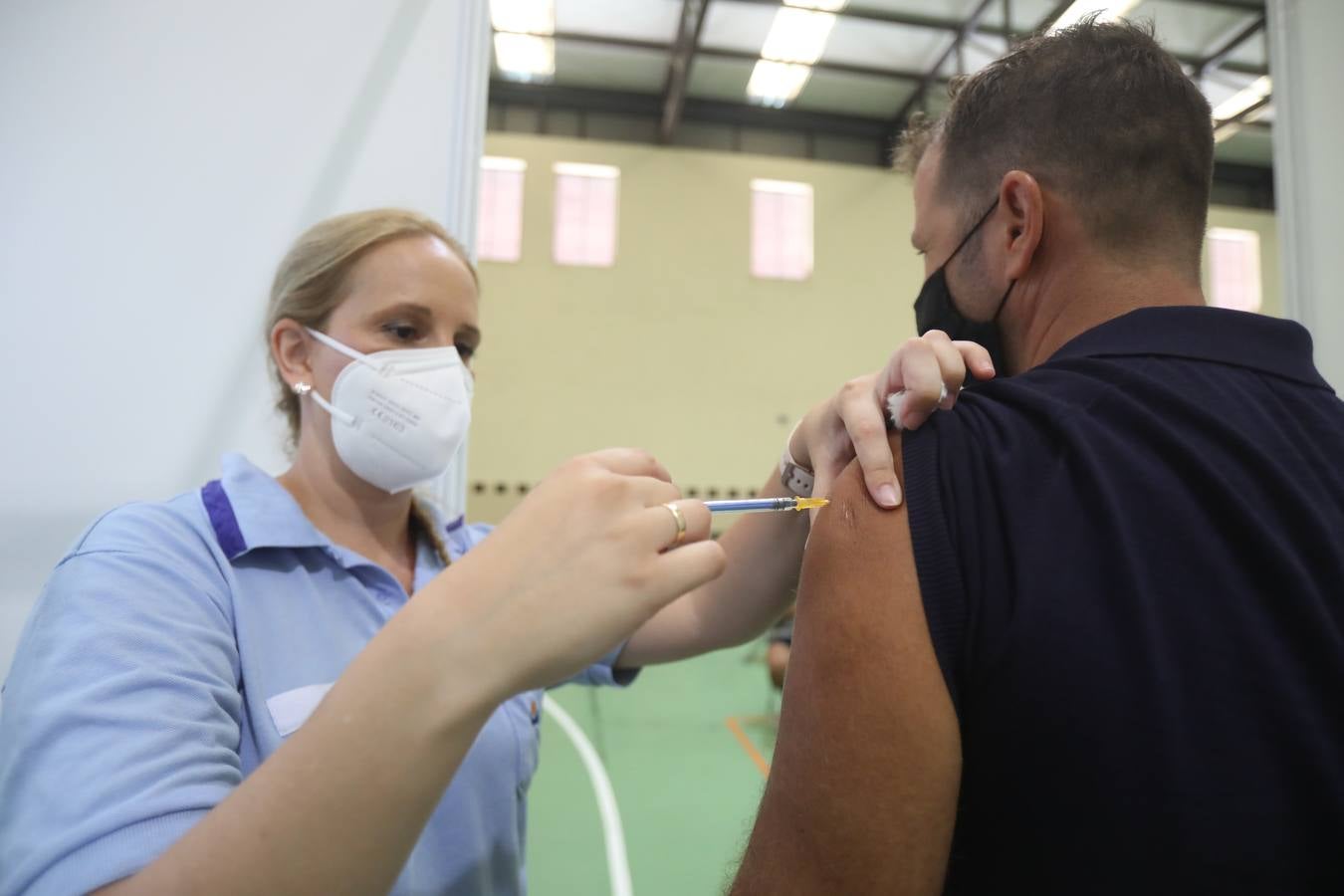 Fotos: Vacunación masiva en Jerez en el Pabellón Polideportivo Vega Veguita