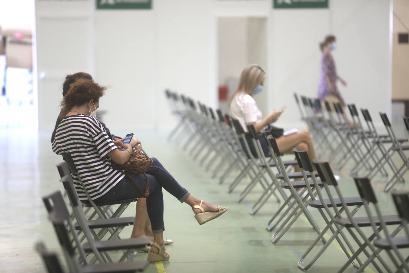 Fotos: Vacunación masiva en Jerez en el Pabellón Polideportivo Vega Veguita