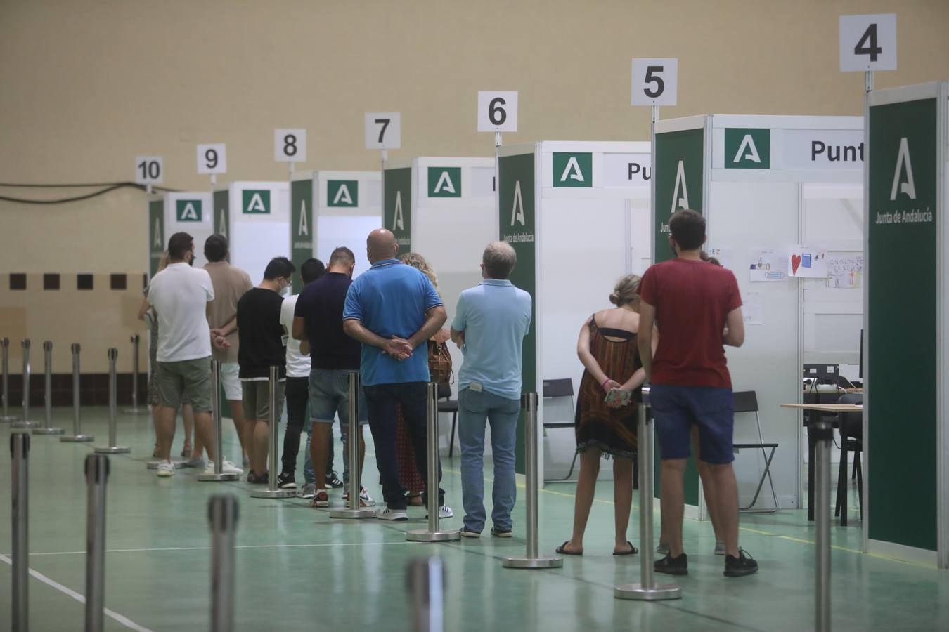 Fotos: Vacunación masiva en Jerez en el Pabellón Polideportivo Vega Veguita