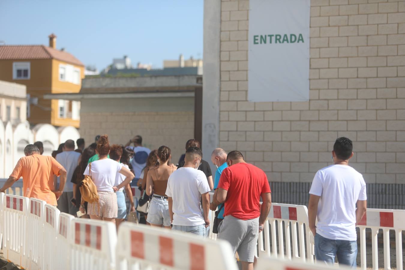 Fotos: Vacunación masiva en Jerez en el Pabellón Polideportivo Vega Veguita