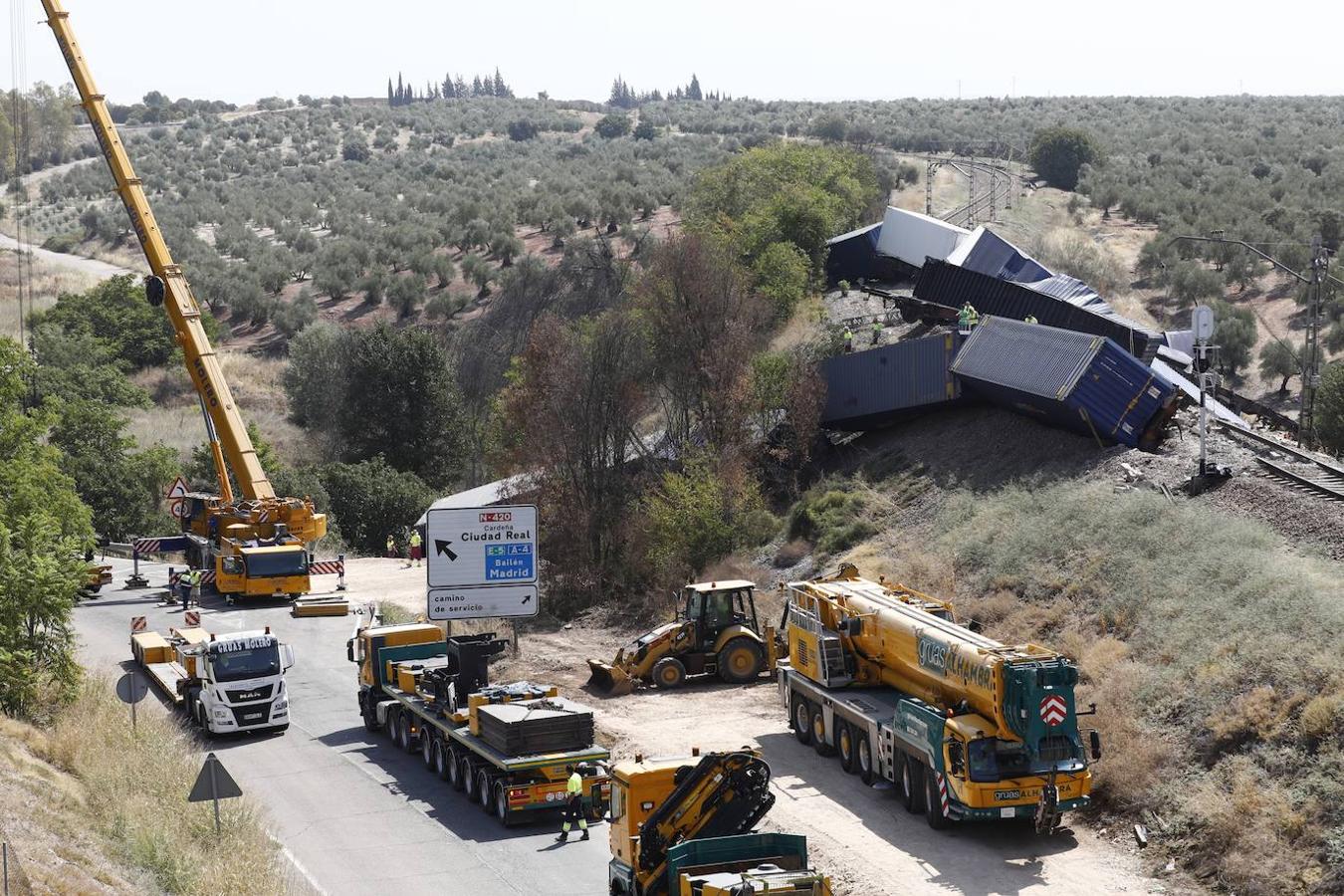 La retirada de los vagones del tren de mercancías en Montoro, en imágenes