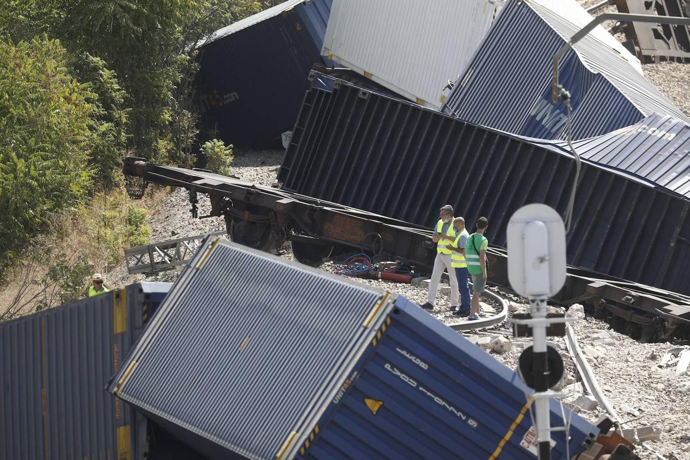 La retirada de los vagones del tren de mercancías en Montoro, en imágenes