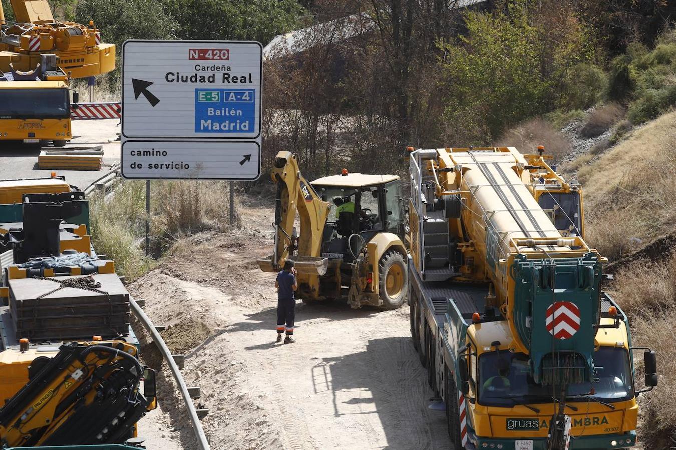 La retirada de los vagones del tren de mercancías en Montoro, en imágenes