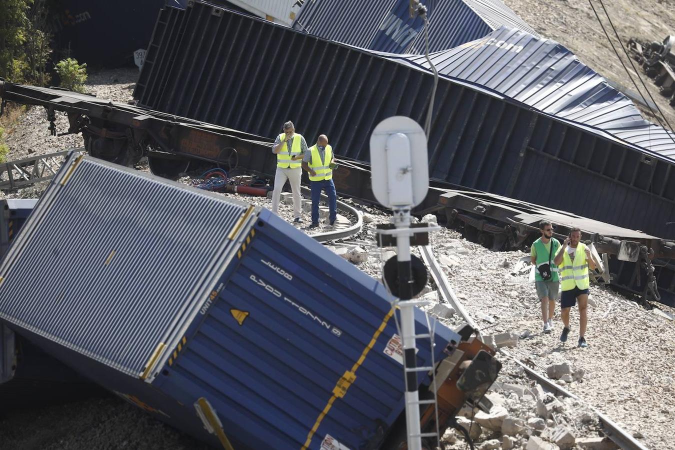 La retirada de los vagones del tren de mercancías en Montoro, en imágenes