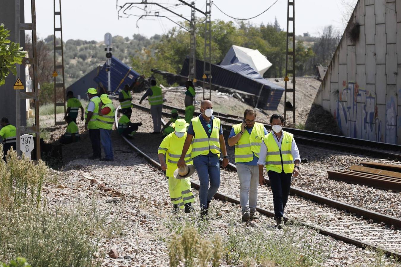 La retirada de los vagones del tren de mercancías en Montoro, en imágenes