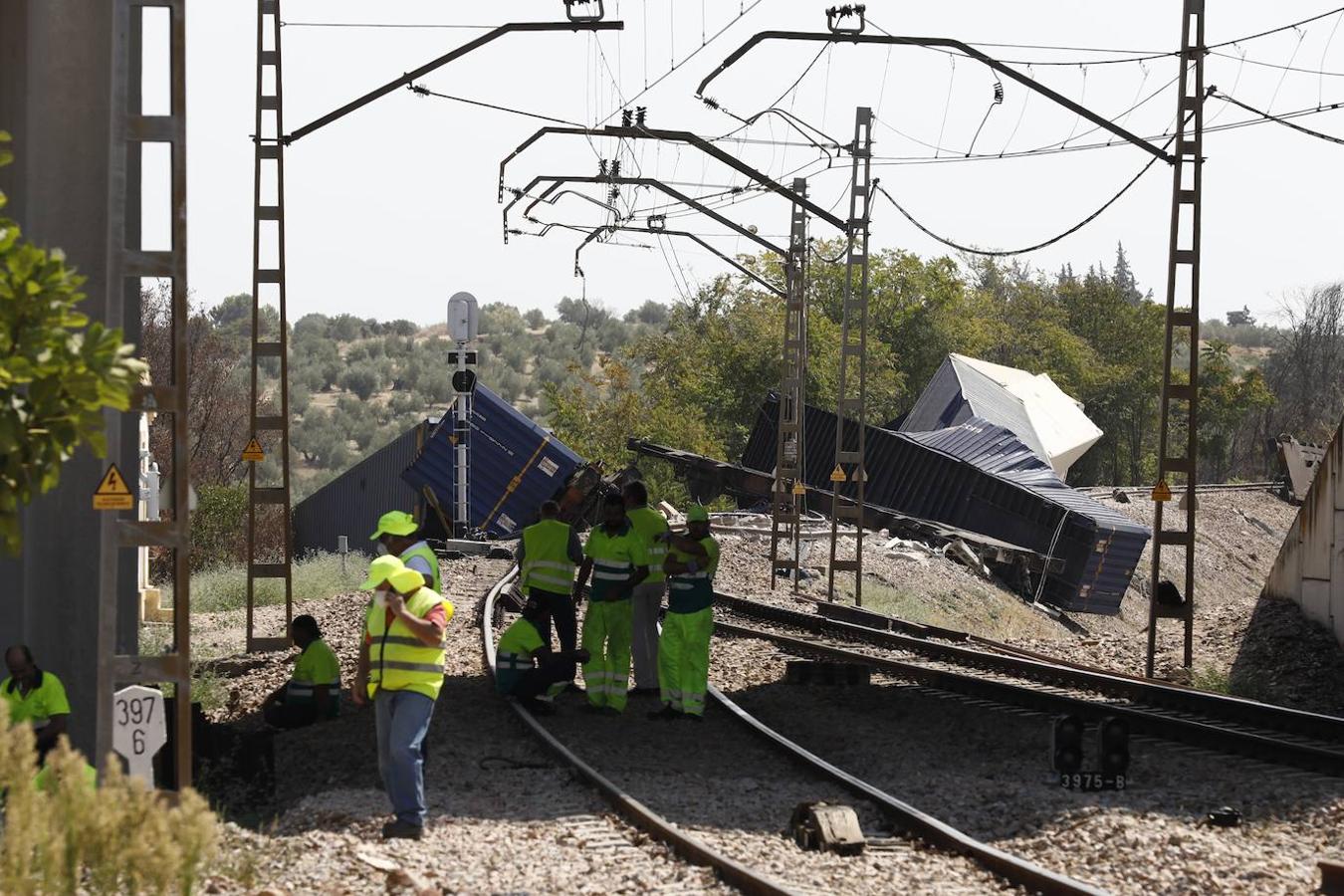 ADIF comienza la retirada de los 15 vagones del tren mercancías descarrilado en Montoro