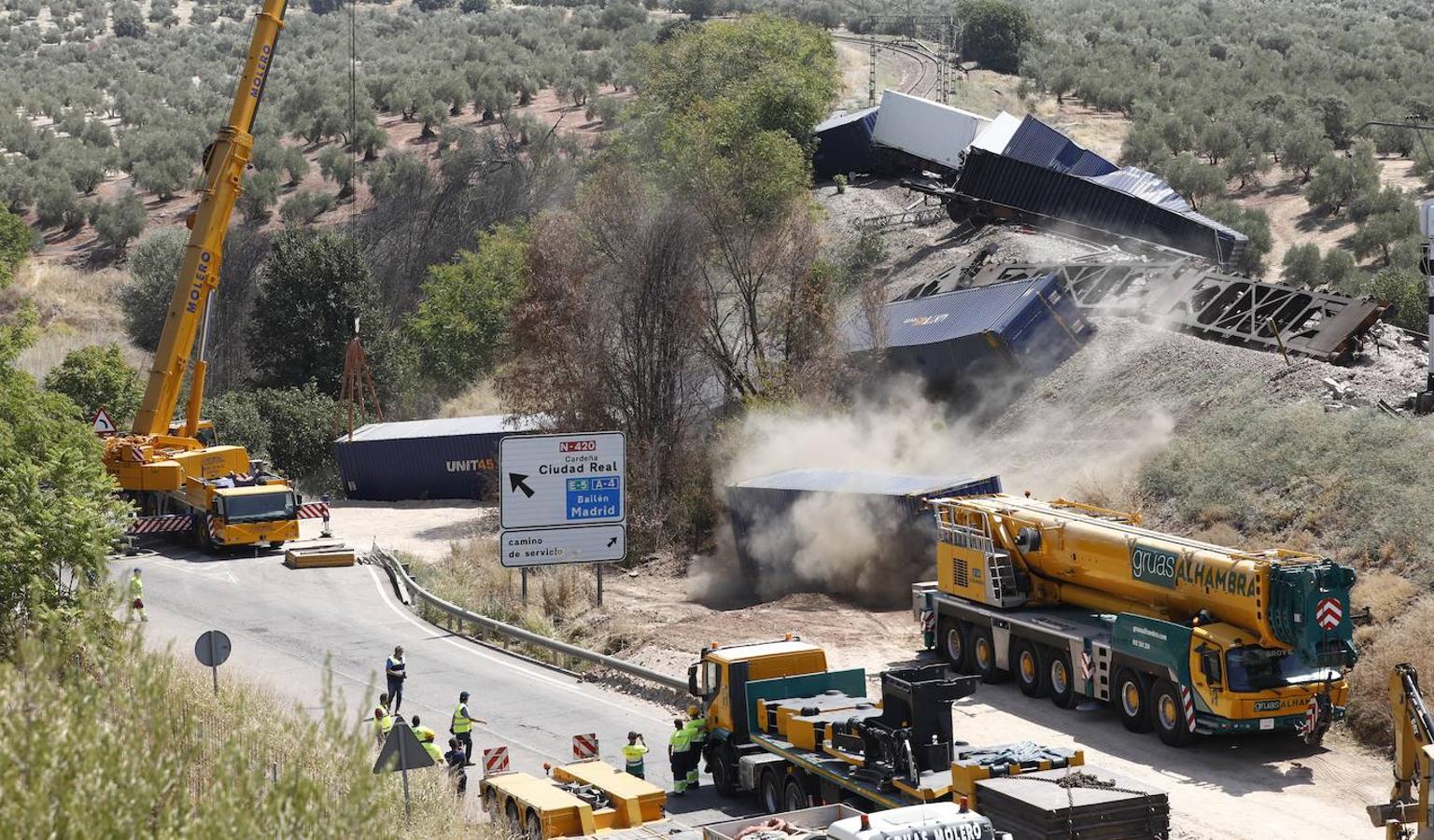 La retirada de los vagones del tren de mercancías en Montoro, en imágenes