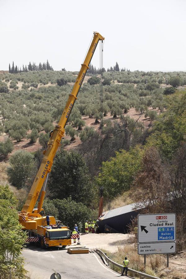 La retirada de los vagones del tren de mercancías en Montoro, en imágenes