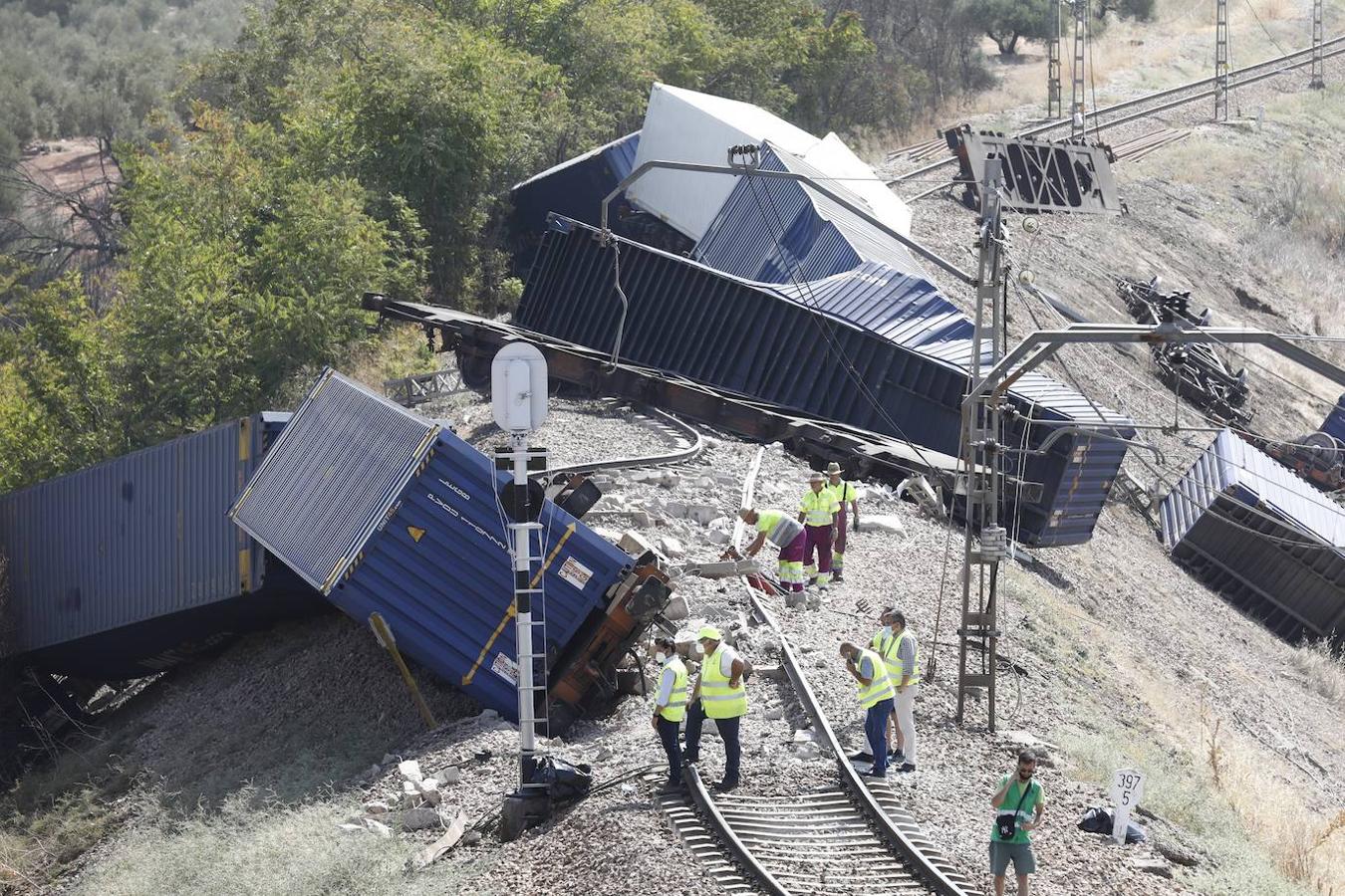 La retirada de los vagones del tren de mercancías en Montoro, en imágenes