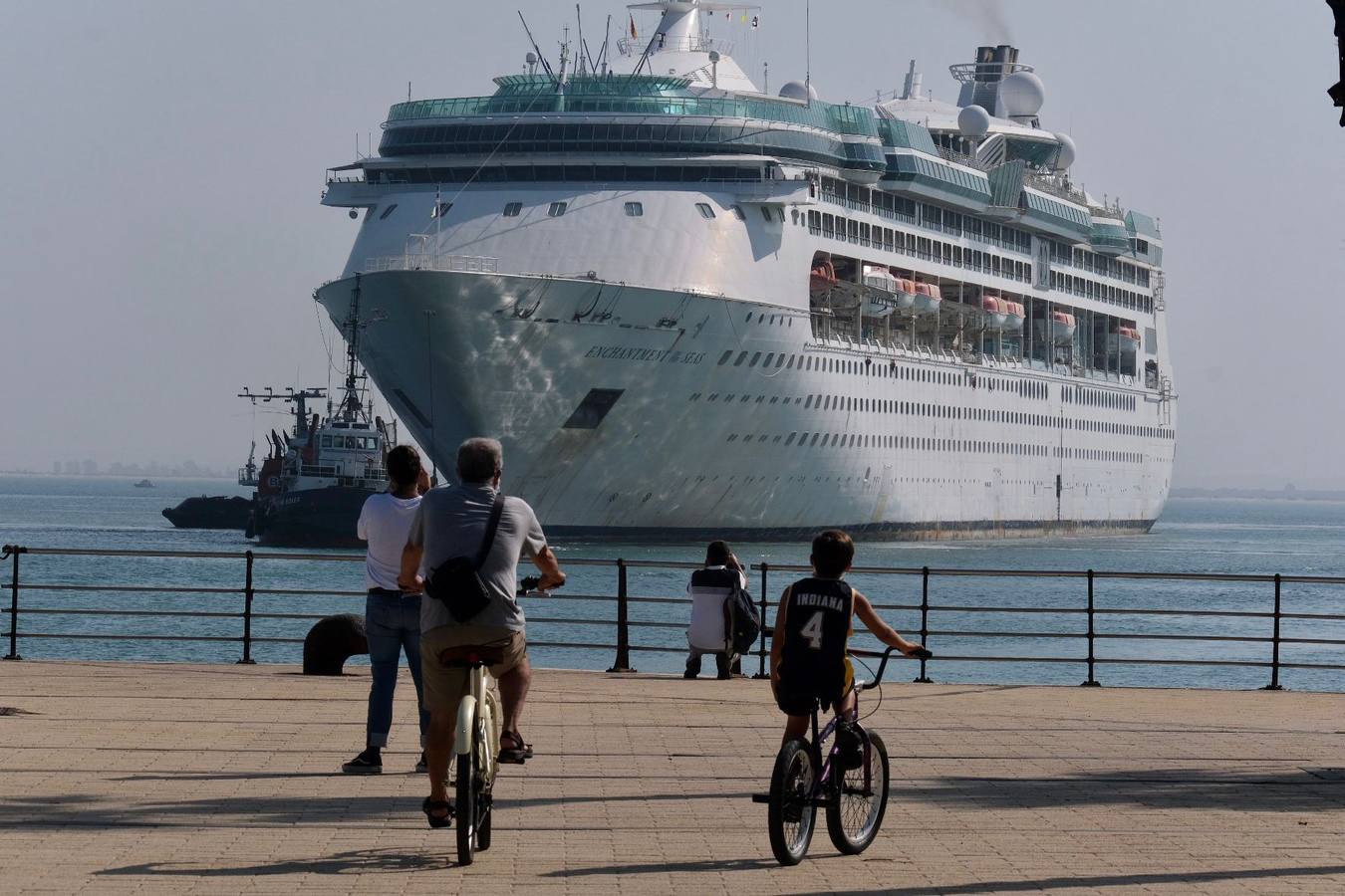 Fotos: El crucero ‘Enchantment of the Seas’ llega a Navantia Cádiz