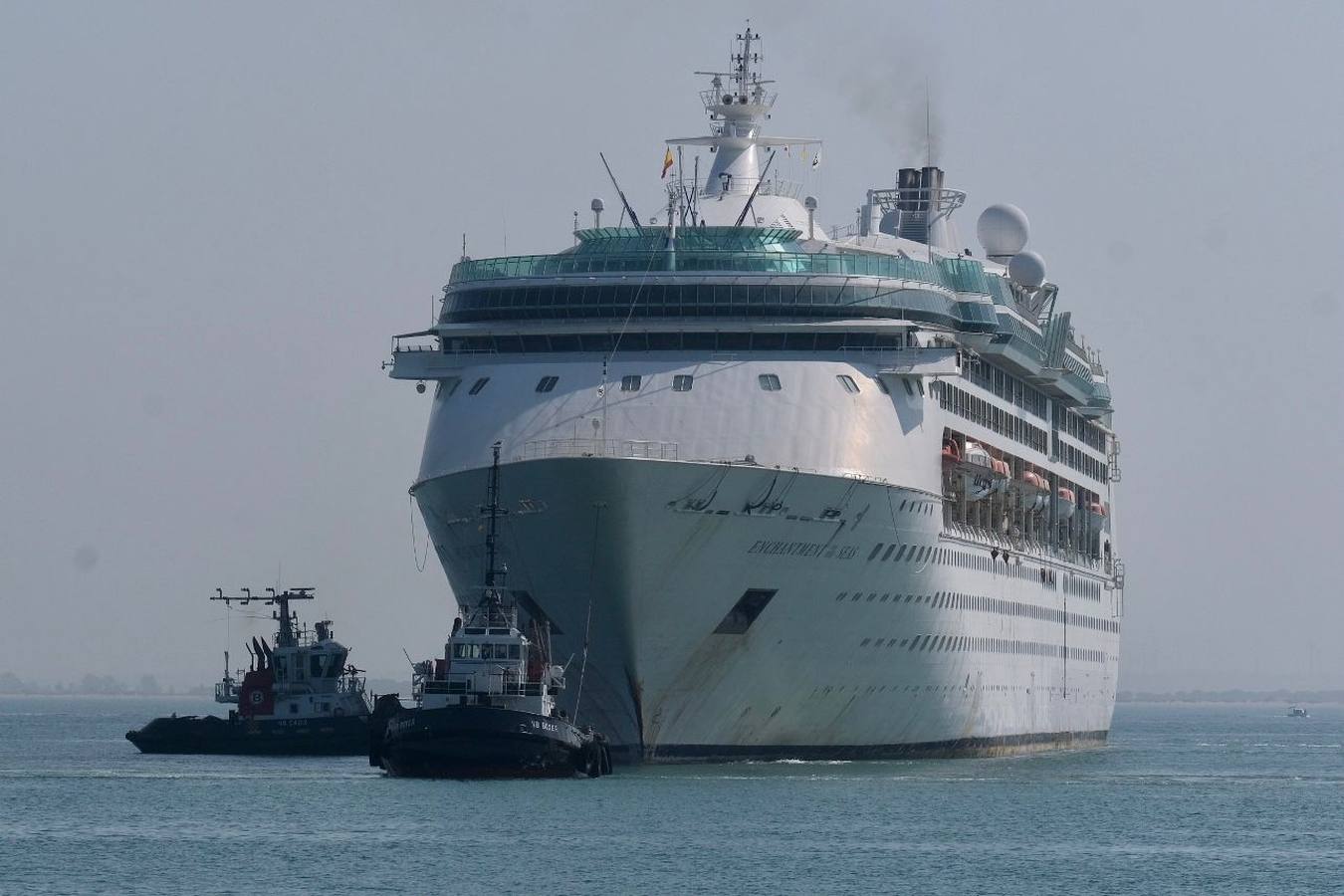 El crucero ‘Enchantment of the Seas’ llega a Cádiz para ser reparado