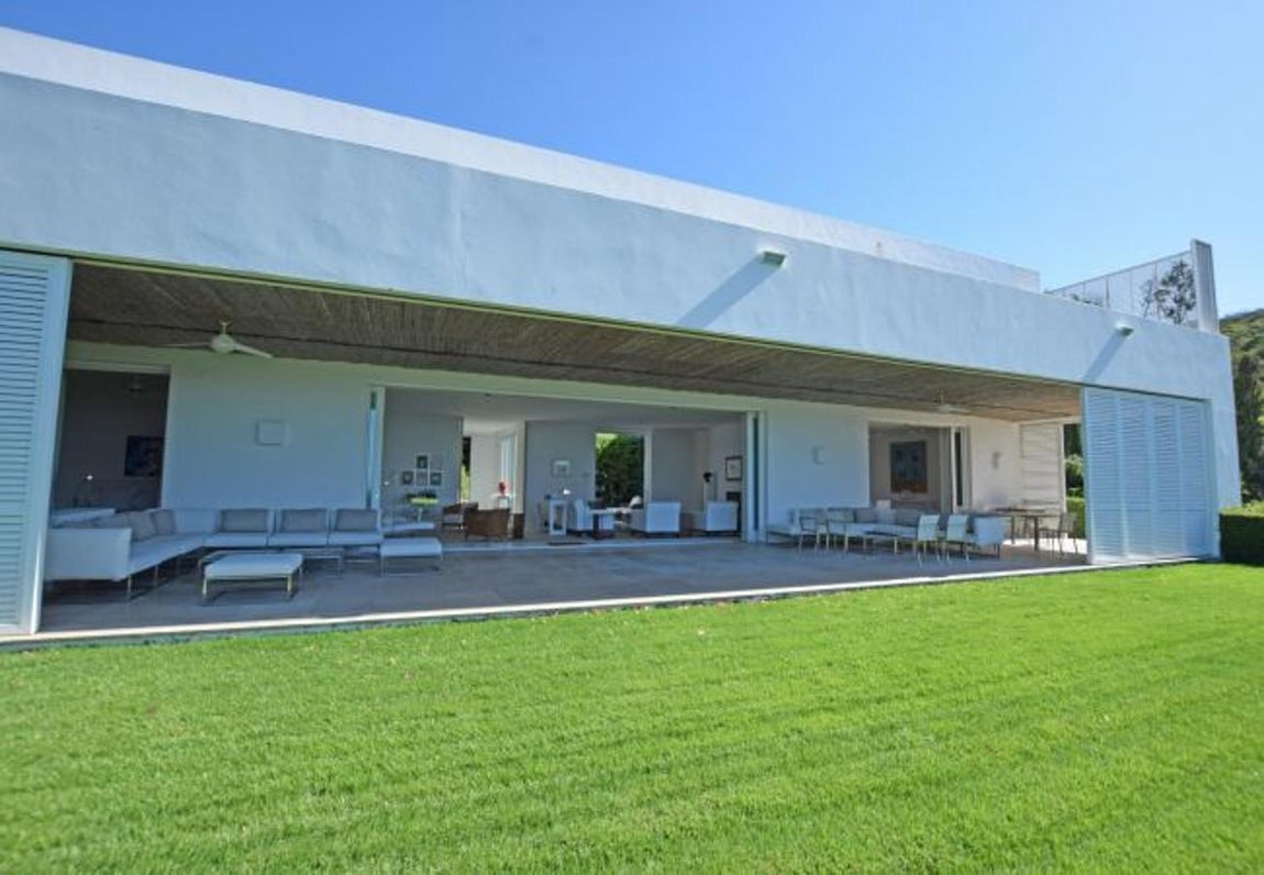 La lujosa villa que Sara Carbonero ha alquilado en Cádiz. La propiedad llamada La Recoleta se encuentra en un enclave privilegiado, a escasos minutos del Faro de Camarinal y situada en la cima de un monte, dentro de la conocida Cala de los Alemanes, lo que permite que ambas gocen de privacidad sin renunciar a unas vistas de película.