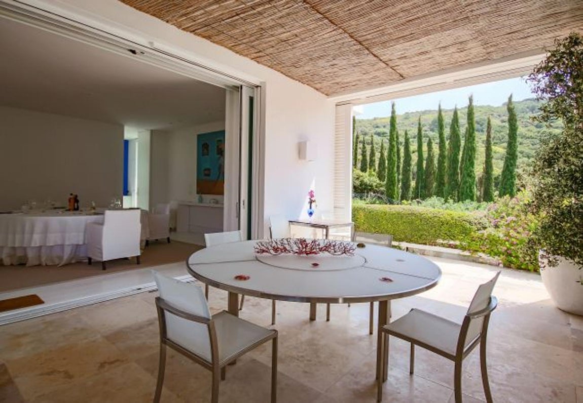 La lujosa villa que Sara Carbonero ha alquilado en Cádiz. En el porche exterior todo está acondicionado para que se puedan disfrutar de reuiones con amigos.