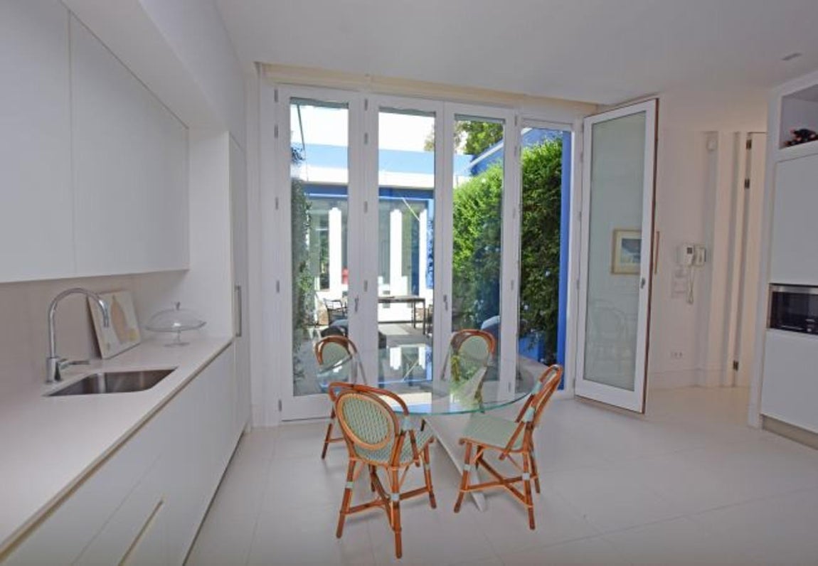 La lujosa villa que Sara Carbonero ha alquilado en Cádiz. La cocina cuenta con un gran office acristalado con dos zonas de trabajo además de un área de comedor desde donde se accede a la zona de servicio de la casa, que incluye cuarto de lavado y plancha, y una habitación con baño para el personal de servicio.