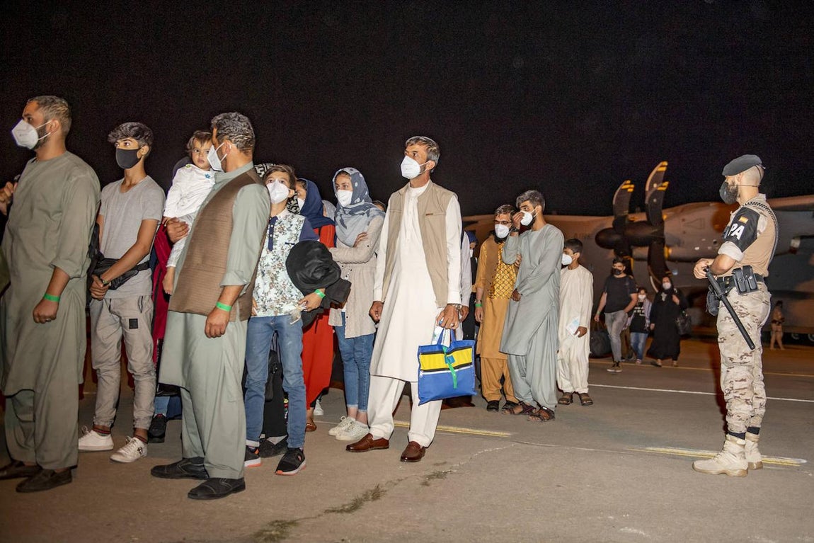 Llegada de colaboradores afganos y personal diplomático a la Base de Torrejón tras en avance de los talibanes sobre Kabul. Han llegado 53 personas, 5 españoles y 48 afganos.. 