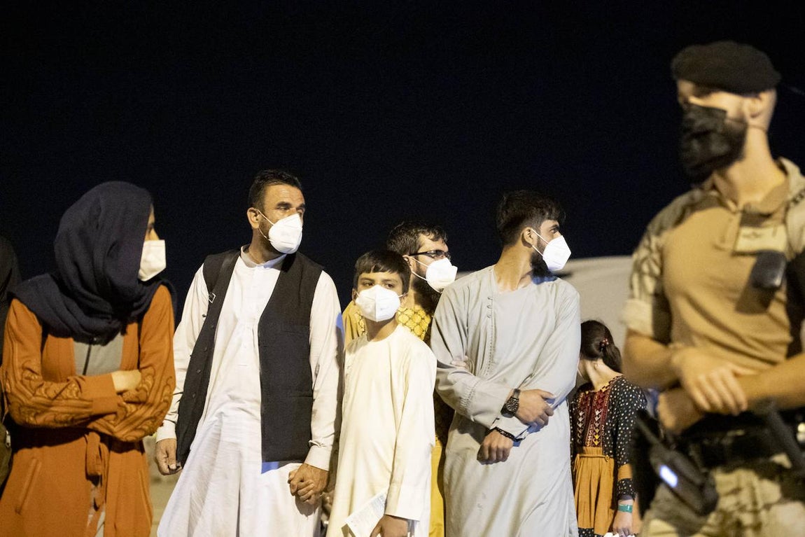 Llegada de colaboradores afganos y personal diplomático a la Base de Torrejón, entre ellos algunos niños.. 