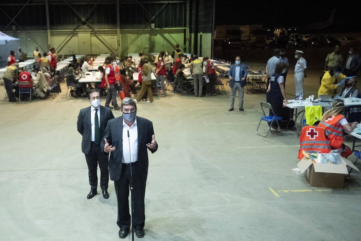 Los colaboradores afganos y personal diplomático son recibidos a su llegada a la Base de Torrejón.. 