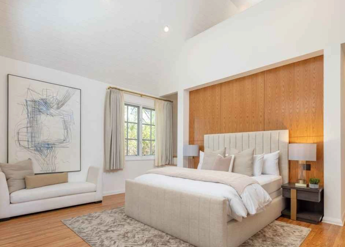 Así es la mansión de Los Feliz de DiCaprio. Es en este piso donde se encuentran, también, los dormitorios de invitados, una de ellos en suite que dispone de su propia entrada privada y de un pasadizo secreto que conduce a un baño oculto. También hay una sala destinada al deporte, perfecta para practicar yoga o realizar estiramientos.