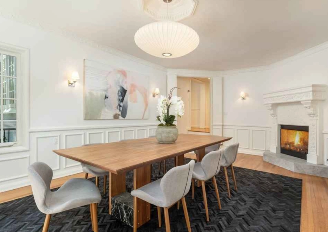 Así es la mansión de Los Feliz de DiCaprio. Entre sus muchos detalles destacan sus techos abovedados originales, sus puertas francesas y hasta tres chimeneas adornadas con molduras ornamentales.