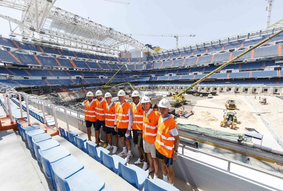 Foto de Familia a la espera del Levante. Los jugadores posaron al final de la visita junto a Ancelotti, con una amplia sonrisa también derivada de la victoria del equipo en el debut de Liga (victoria frente al Alavés por 1-4). El domingo se enfrentarán al Levante.