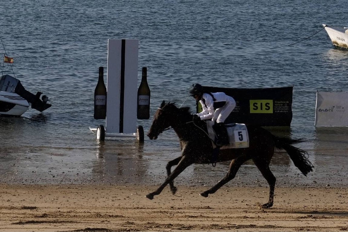 FOTOS: Segundo día de las Carreras de Caballos de Sanlúcar en el segundo ciclo