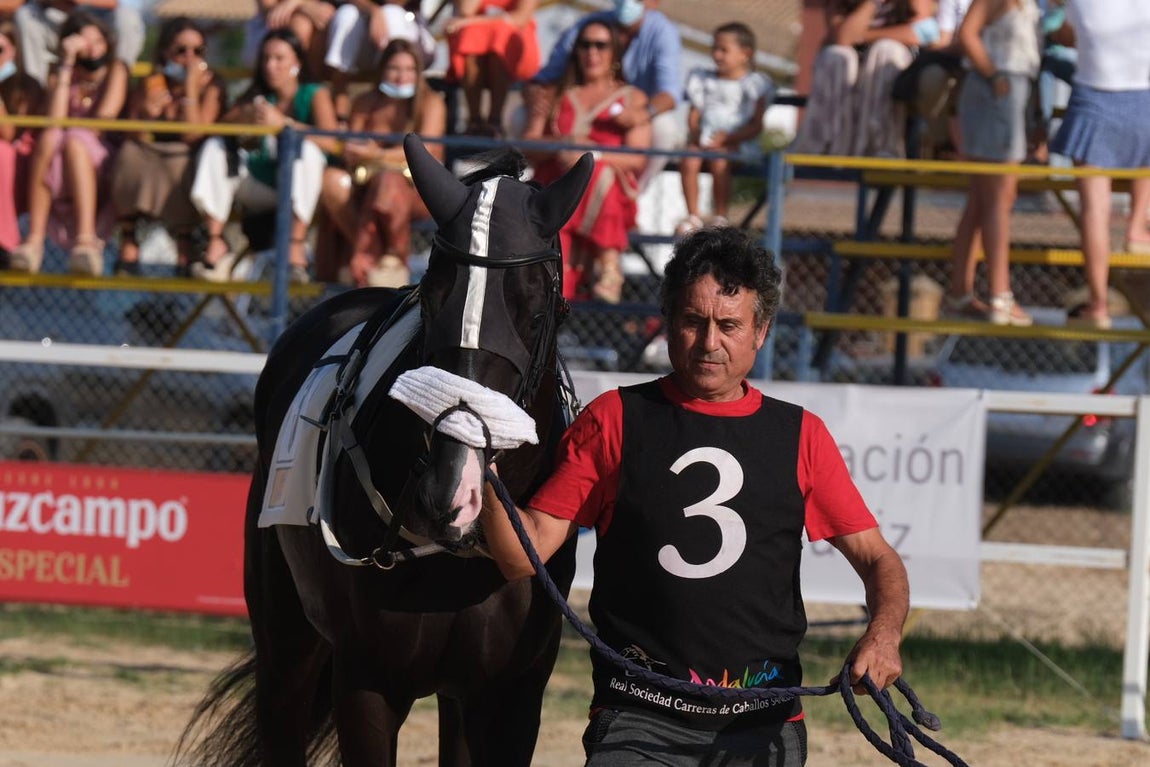 FOTOS: Segundo día de las Carreras de Caballos de Sanlúcar en el segundo ciclo