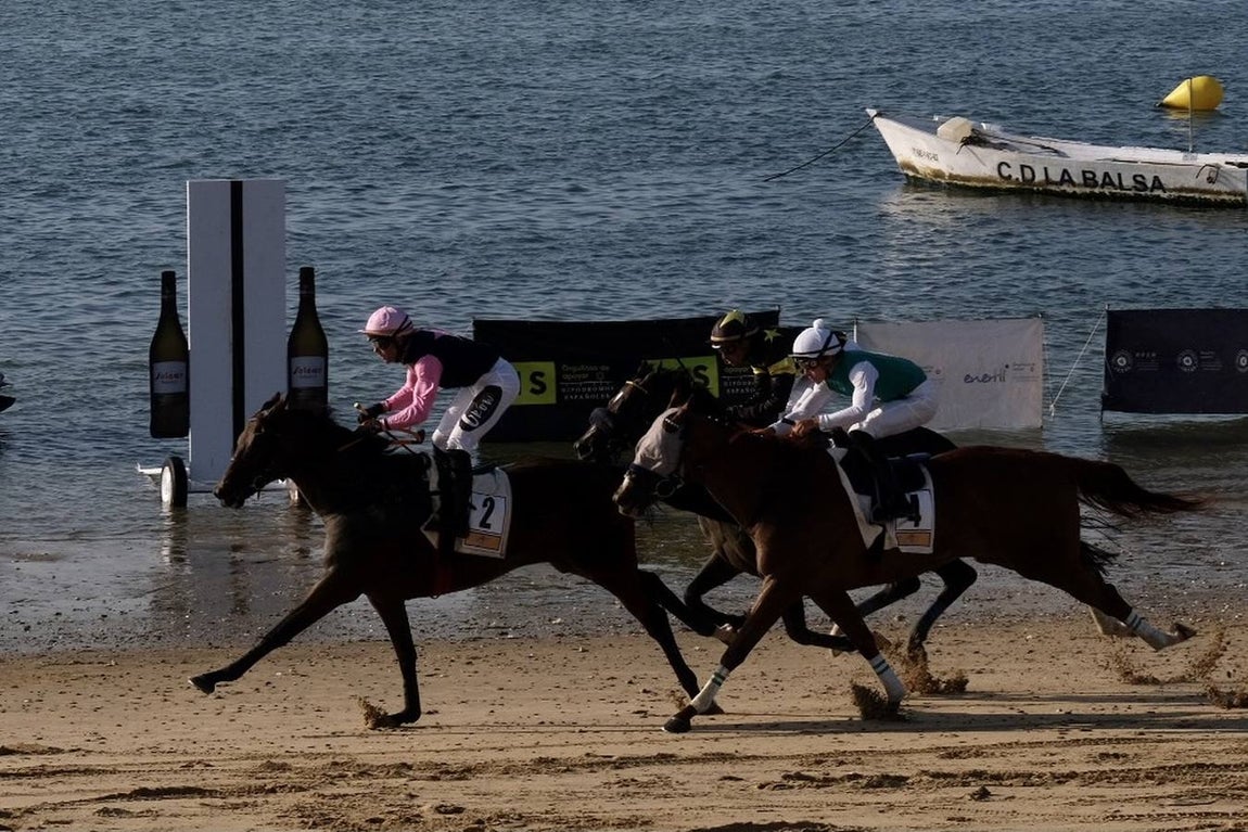 FOTOS: Segundo día de las Carreras de Caballos de Sanlúcar en el segundo ciclo
