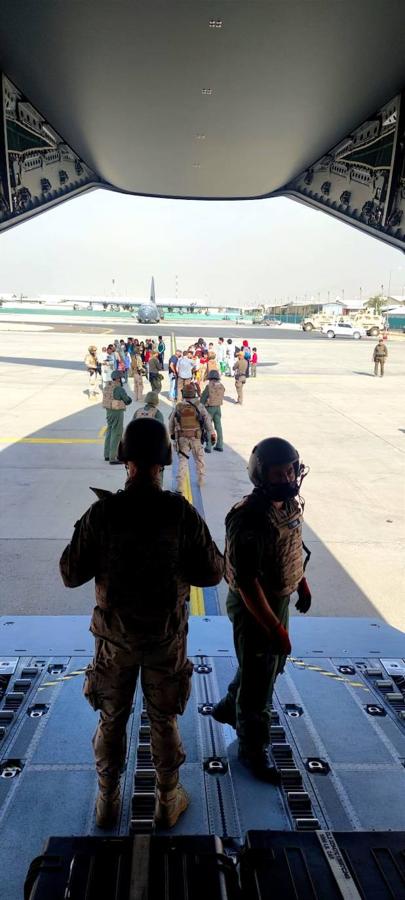 Los evacuados esperan en el aeropuerto de Kabul para embarcar en el A400M español para ser transportados a Dubái. 