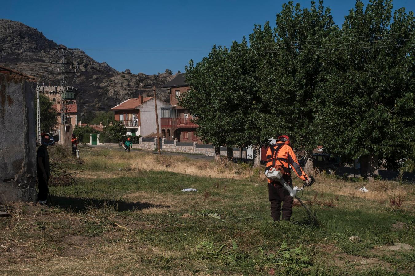 Cuadrilla de desbrozamiento en Villaviciosa