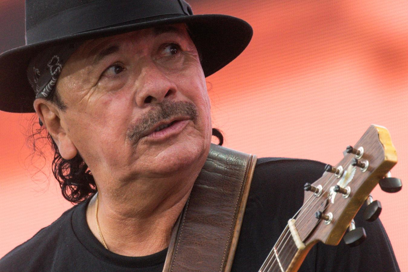 Carlos Santana, durante la actuación. 